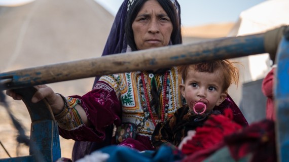 Kvinna barn i Afghanistan