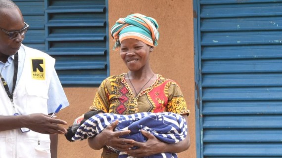 läkare som går bredvid kvinna med bebis